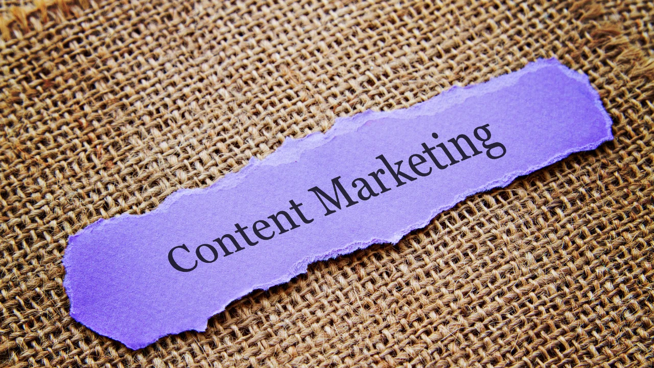 A purple piece of paper with the words Content Marketing.